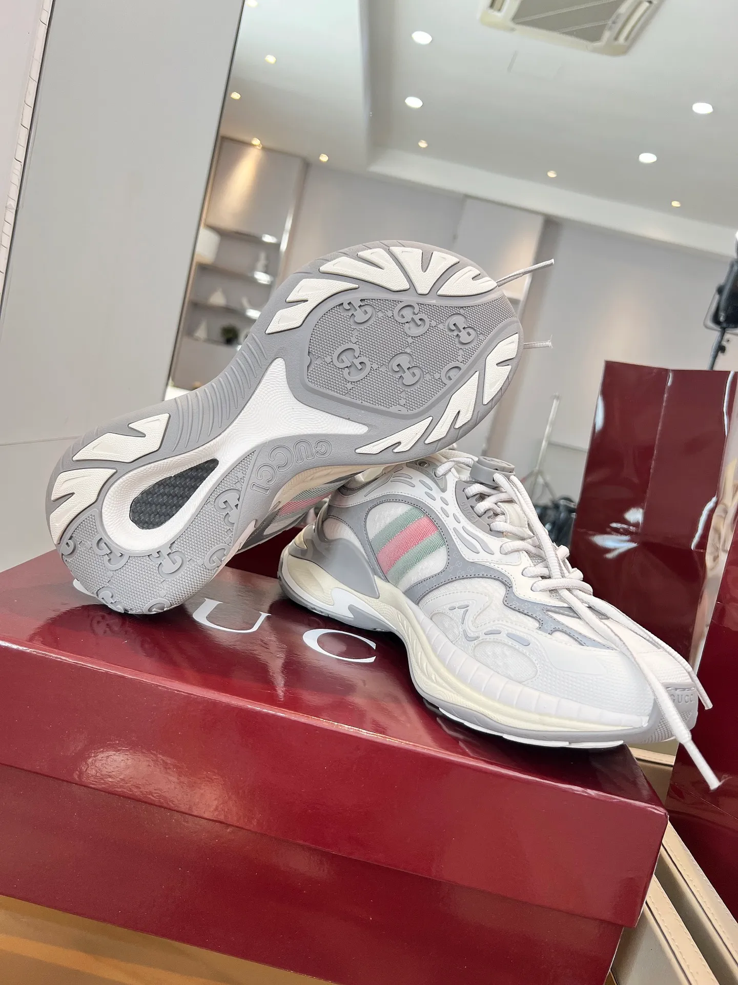 [G Home] P:920💰 Men’s size comes out first Size: 39-45 (45 customized) 2025Gucci series 2.0 sports shoes are made with heavy investment❤️‍🔥❤️‍🔥❤️‍🔥Renewed interpretation of the brand's iconic striped webbing elements😍😍When retro genes collide with futuristic design🎊🎊This new pair of Gucci shoes directly reaches the trend threshold💥 ✔️Color combination of caron contrast + classic stripes, GG reflective piping, visual impact, and comes with a high-light filter for street use ✔️ The structure is made of multi-layer splicing of different materials, mesh is breathable, leather is shaped, and the outsole is made of EVA foam and TPU. 😍😍😍Fashion and practicality are both online ✔️ Detailed double G midsole + iconic double G lock shoelaces, retro DNA is crazy and restless, and every step is based on the trendy aesthetic ❤️❤️❤��❤️
